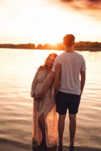 Paar bei Babybauchshooting München im Sonnenuntergang