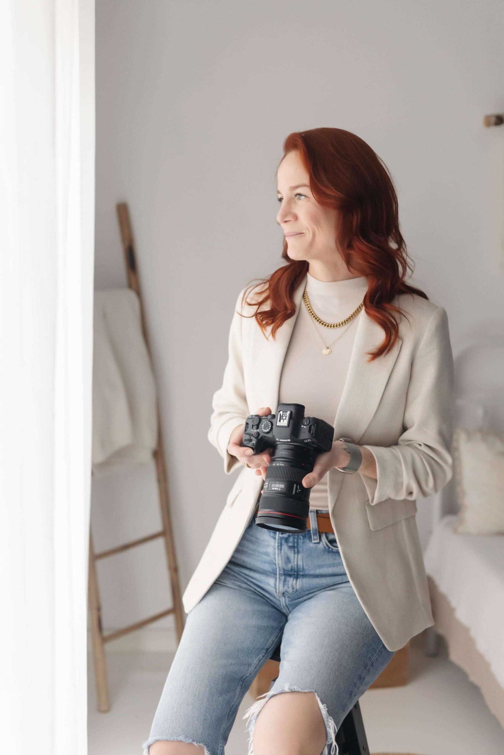 Fotografin München mit Kamera in der Hand